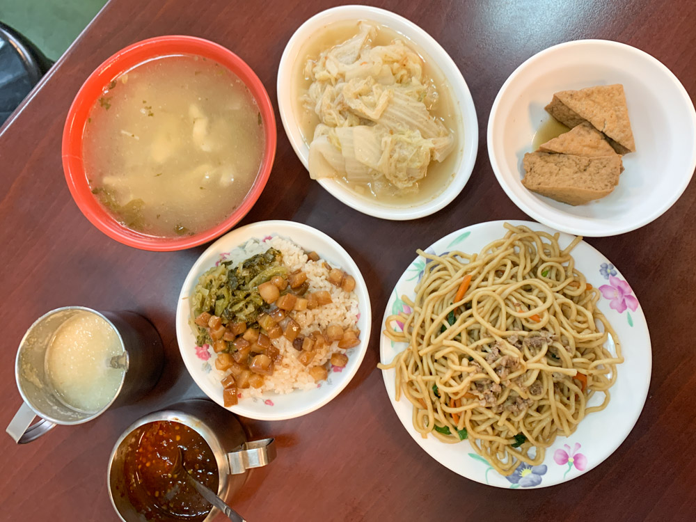 Fw: [食記] 台中 大里 美滿傳統小吃 炒麵、滷肉飯