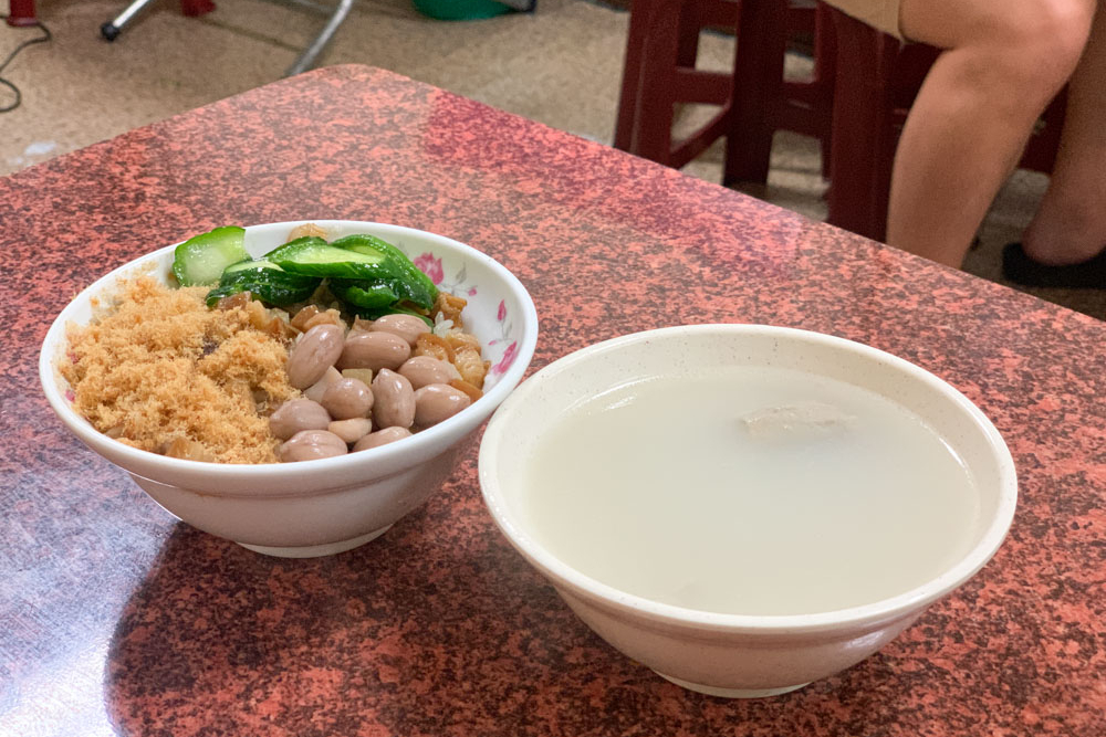 [食記] 台南 崇德米糕四神湯 從中午開到宵夜時段